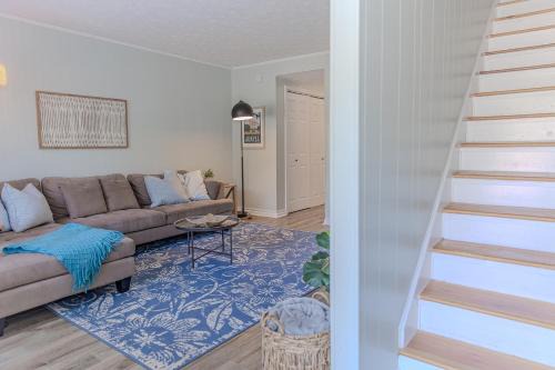 Coastal Cottage 1/2 mile from Covington Square