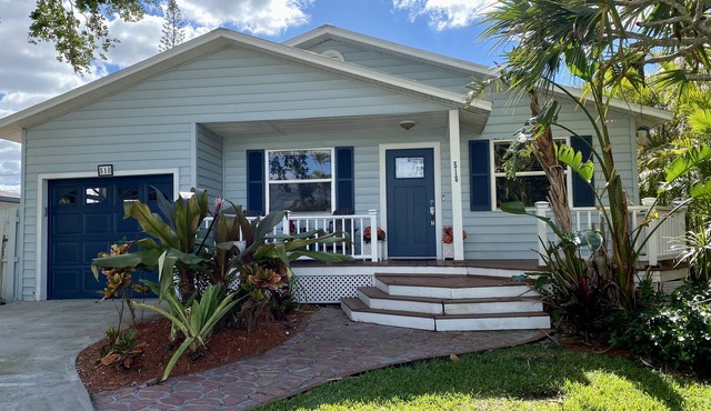 Coastal Cottage, <1 mile to the Beach, near Ritz Carlton!