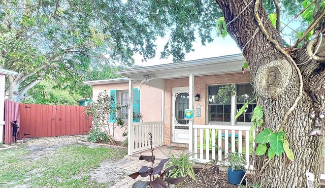 Coastal Cottage 227 - Walk to Beach, King Bed