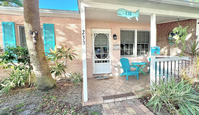 Coastal Cottage 233 - Walk to Beach, King Bed