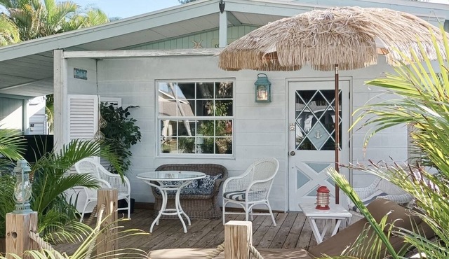 Coastal Cottage, 3/4 mi to Vanderbilt Beach & Delnore Wiggins, Two Private Decks
