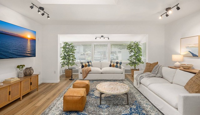 Coastal Cottage, 4 Large Decks, Close to Beach, Short or Long Stays!