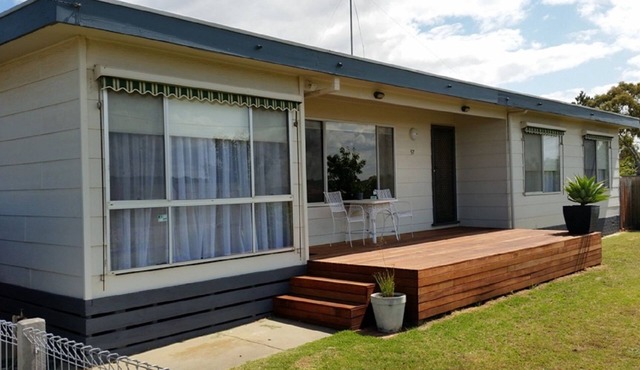 Coastal Cottage - Cosy cottage only 1.5 km from St Leonards beach and town centre.