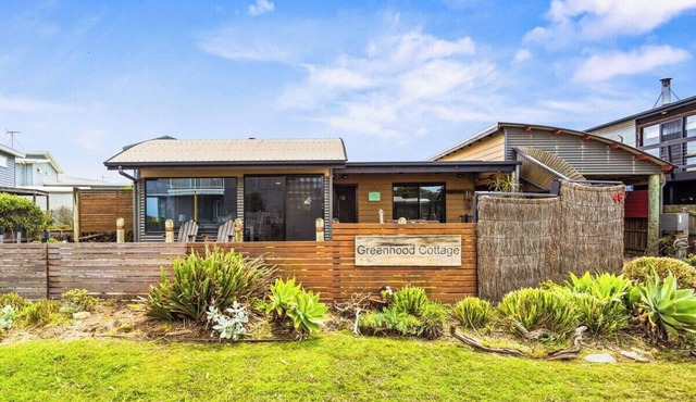 Coastal Cottage with Ocean Views