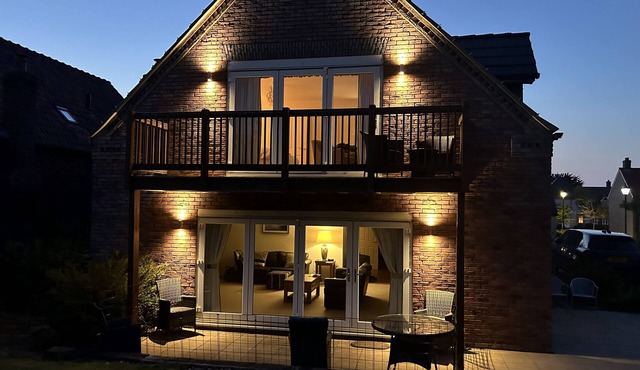 Coastal Cottage - Balcony sleeping 10 in 4 bedrooms - refurbished