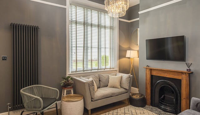 Coastal Cottage -Charming cottage moments from the sea