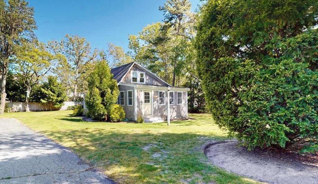 Coastal cottage close to beaches and town - private yard, W/D, & new renovations