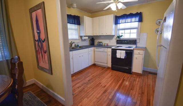 Coastal Cottage, Close to CHS, Boaters Paradise