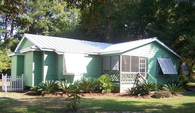COASTAL COTTAGE, CLOSE TO BEACH, PETS OK, WI-FI, BRING LINENS,NO MAID SERVICE