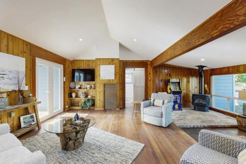 Coastal Cottage - Hot Tub Yard Pets Welcome