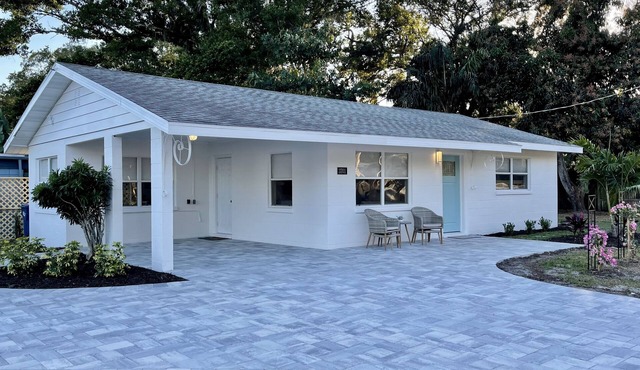Coastal Cottage House 1 - Close to Beaches! Welcome to Paradise!