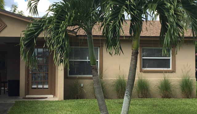 Coastal Cottage near beaches, dining & shopping!