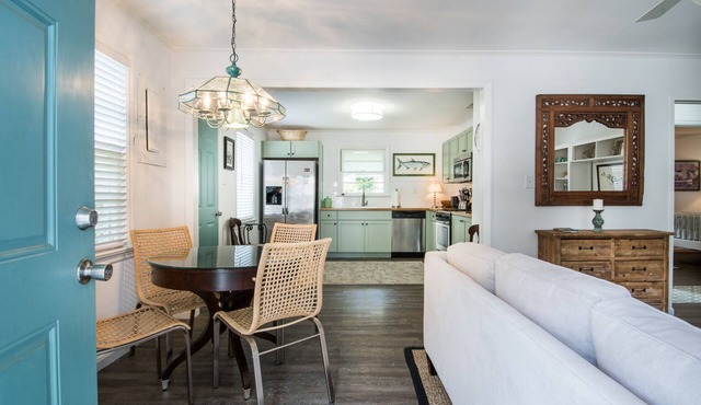 Coastal Cottage on Shem Creek - near Sullivan's Island and Downtown