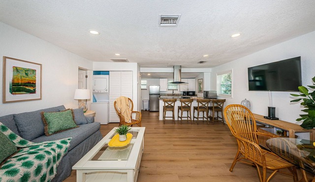 COASTAL COTTAGE ON ST. PETE BEACH- 1 Bed & 1 Sofa Bed - 1 MIN FROM BEACH.