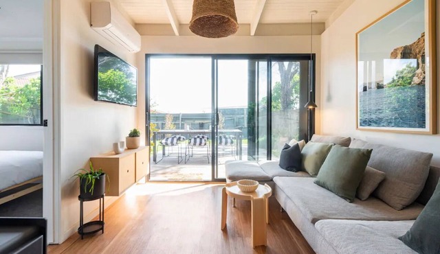 Coastal cottage, perfectly positioned.