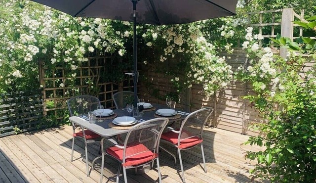 Coastal cottage, perfect for dog walkers and couples. 4.9 stars on Airbnb!