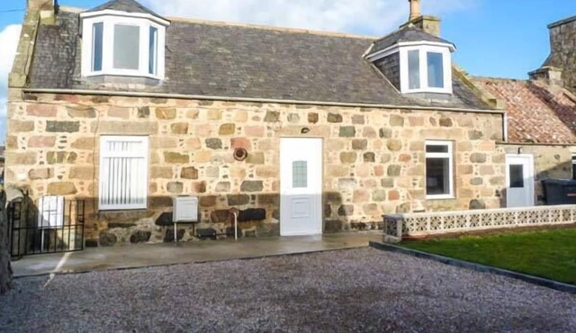 COASTAL COTTAGE, pet friendly, with a garden in Fraserburgh