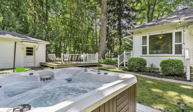 Coastal Cottage: Private Hot Tub, Pet Friendly, Deck, Fire Pit, Lakeshore Drive