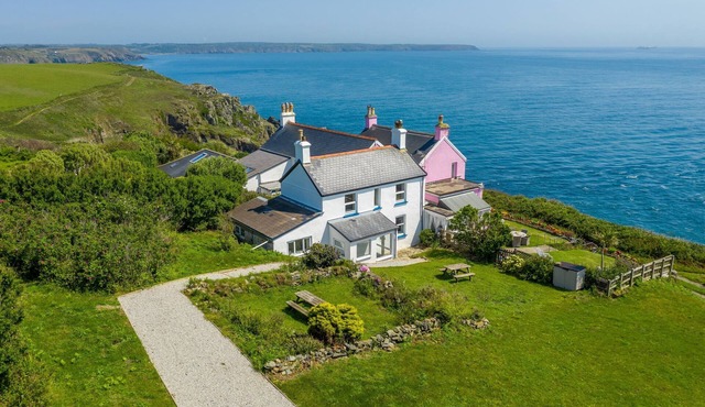 Coastal cottage - sea views on coast path, amazing local beaches, The Lizard