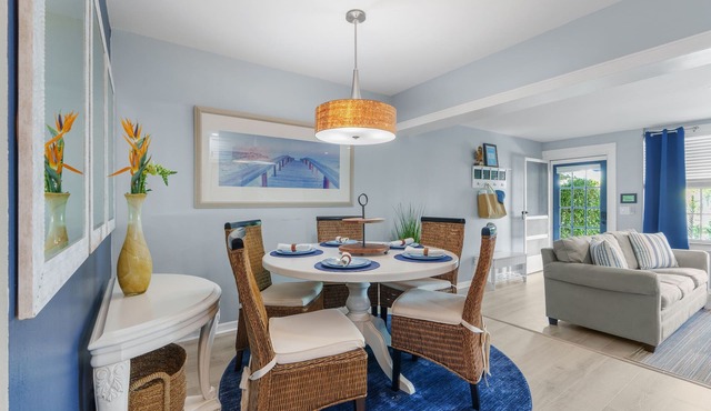 Coastal Cottage/Walk to the Beach & the Ave!