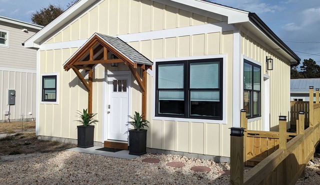 Coastal Cottage, walk to downtown Beaufort, close to beaches, pet friendly.