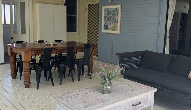 Coastal cottage, walk to surf, sand, town, cafes, bars, just north of Forster.