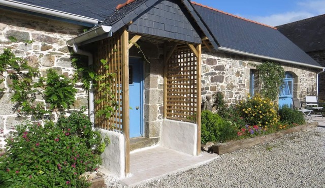 Coastal cottage with heated pool and gardens, 10 mins to beach