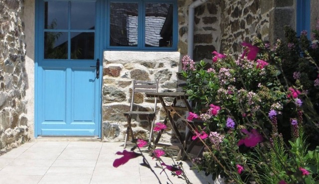 Coastal cottage with heated pool and gardens, 10 mins to beach