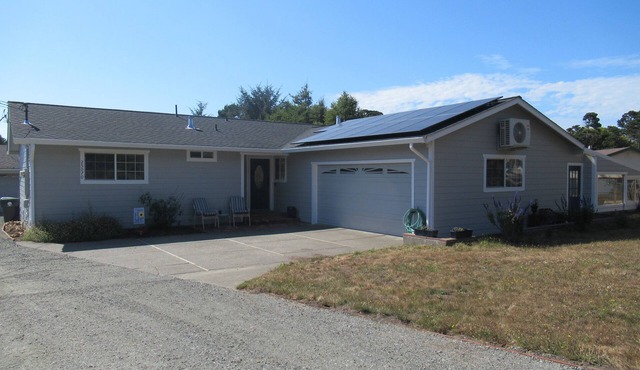 Coastal Country Home in Cleone - walking distance to beach, trails and park