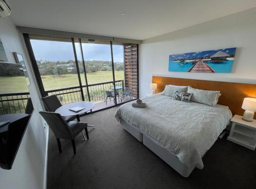 Coastal Cove Suite - with heated pool near Hot Springs & Golf