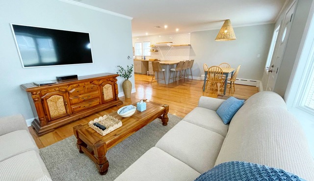 Coastal Cozy 3BR Walk to Waterfront & Downtown Bristol, Pet-Friendly w/Parking