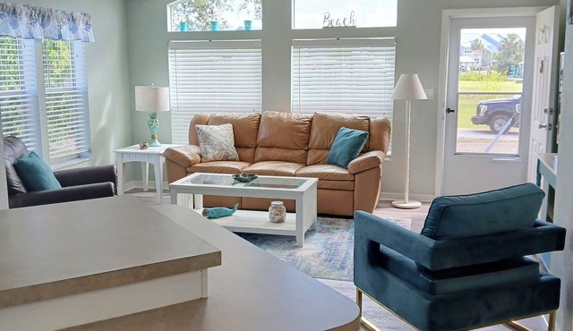 Coastal, cozy home on canal in Port Charlotte!
