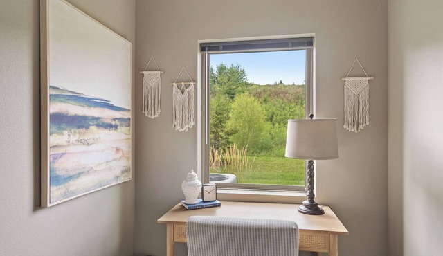 Coastal Cozy Private Scenic End Unit w/Private Attached Garage/Pool/Gym