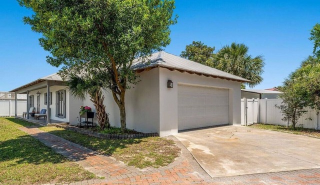 Coastal Cutie: Bch Home 2Blks2Bch, BBQ, Outdoor Twinkle Lights, FREE Activities!