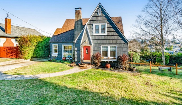 Coastal cutie with a large yard, deck, washer/dryer, & fuse ball table