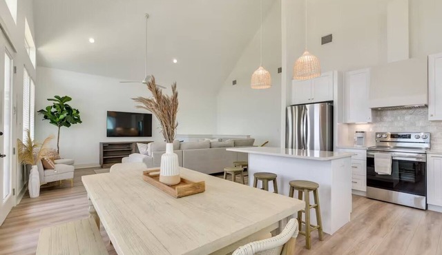 Coastal Elegance: Relax and Enjoy this Freeport Gem - Pet Friendly!