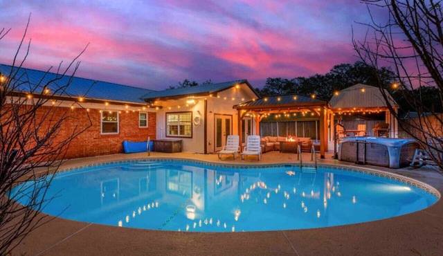 Coastal Escape: Heated Pool, Hot Tub, Grill!