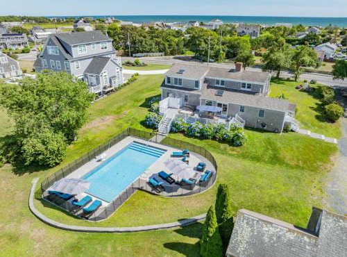 Coastal Escape: Pool, Pet-Friendly Near Beach