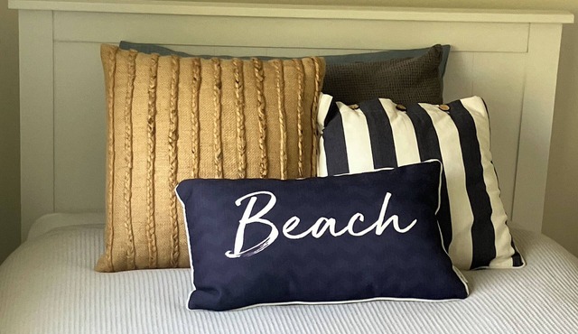 COASTAL ESCAPE @ TUROSS . modern, fresh, stylish cottage, close to lakes.