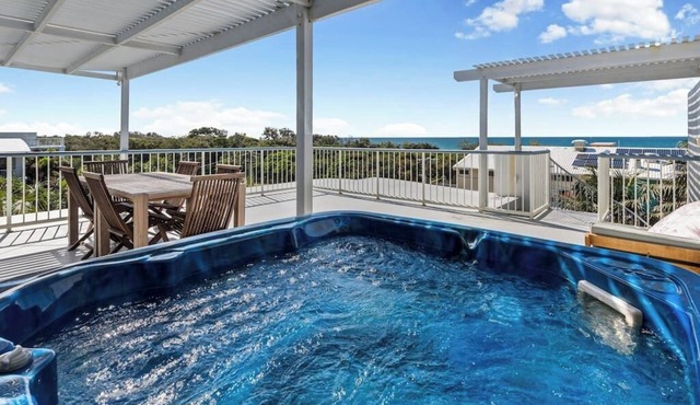 Coastal Escape ~ views, rooftop terrace & jaccuzi