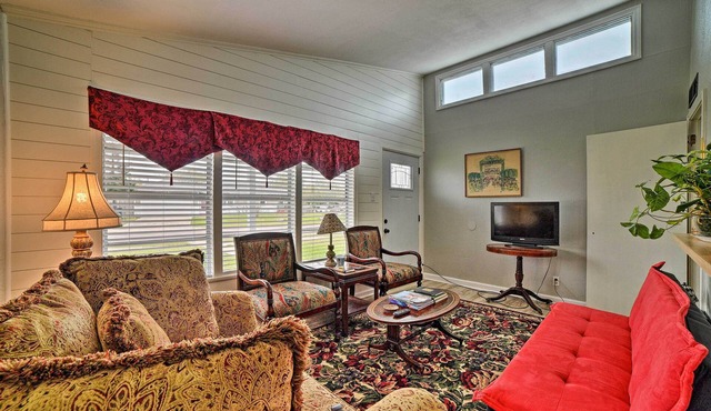 Coastal Escape w/Yard, Walk 1 Mile to Texas A & M