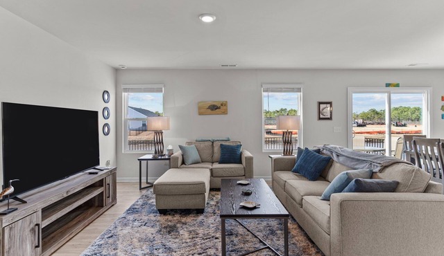 Coastal Eve Retreat-pets, fenced yard, beach gear, and more!