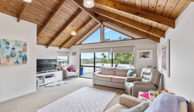 Coastal Family Getaway with Pool | Wi-Fi & Netflix