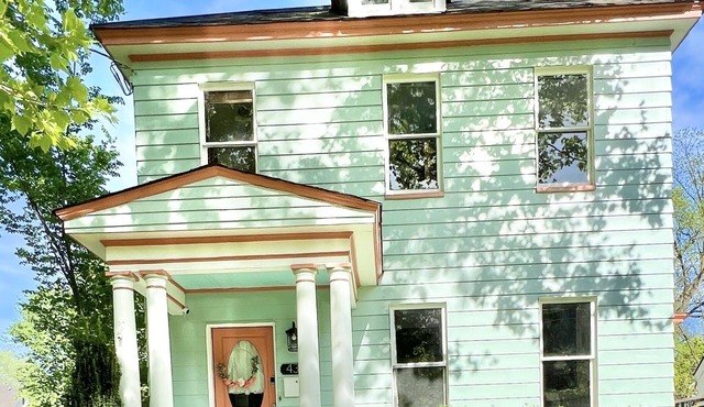 Coastal family sized! Central to attractions! Long term ask for rate. Workspace