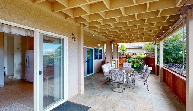 Coastal family retreat with golf, shared pool, tennis & pickleball, WiFi, A/C