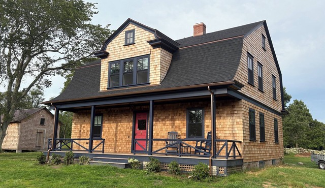 Coastal Farmhouse-Newly Renovated. Minutes drive to Narragansett and the Beaches