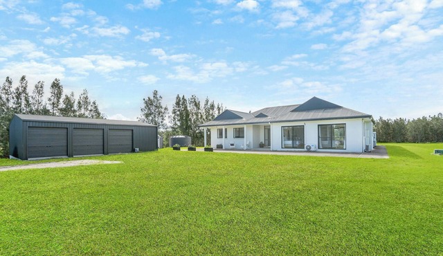 Coastal Farmhouse - Perfect place to gather with friends and family