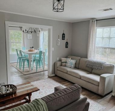 Coastal Farmhouse - Pet Friendly and Quiet Location