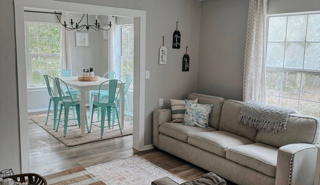 Coastal Farmhouse: Pet Friendly + Quiet Location