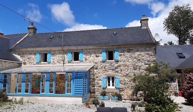 Coastal Farmhouse with heated pool and gardens 10 minutes from beaches